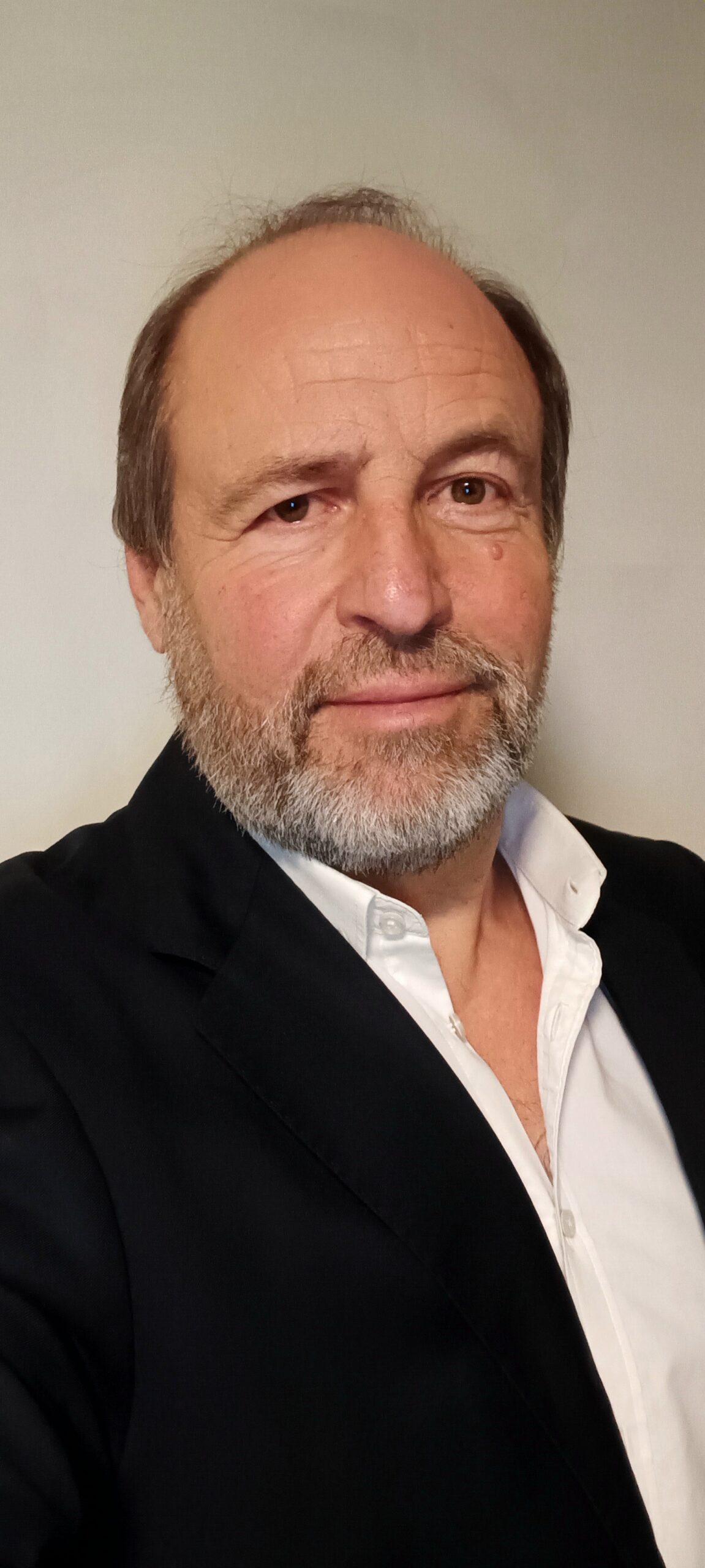 Dieter Schüll, Experte für nationales und internationales Zwangsvollstreckungs- und Zwangsversteigerungsrecht